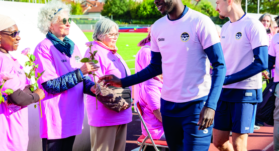 Dimanche 18 octobre, au stade Jean-Bouin, les joueurs du Blanc-Mesnil Sport Football ont distribué des roses à l’occasion de leur match en soutien à la lutte contre le cancer du sein. © Fabien Charlier