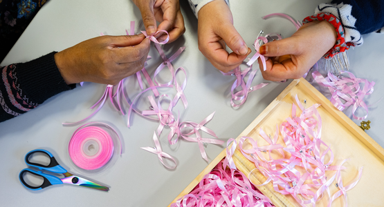 Atelier ruban octobre rose 2025 © Fabien Charlier