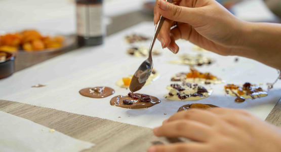 Préparation de biscuits à la maison de quartier du Chemin Notre-Dame et des Tilleuls © Dybopixell