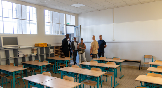 Jeudi 27 août, le maire Demba Traore a visité le chantier de l’école Jules- Ferry, avec Sophien Harabi, son adjoint à l’Enfance et à la Petite Enfance et Isabelle Serrano-Gelas, son adjointe à l’Enseignement et à l’Éducation.