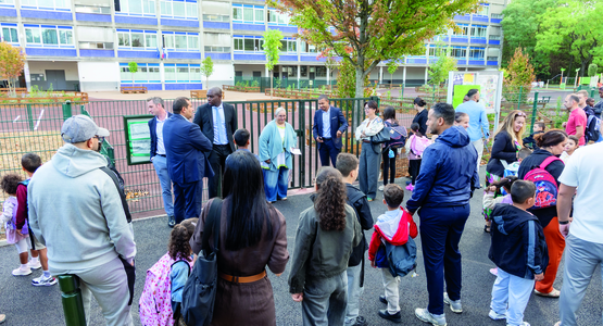 Mardi 1er septembre au matin, le maire Demba Traore a participé à la rentrée du groupe scolaire Jacques-Decour, dans le quartier sud. © Fabien Charlier