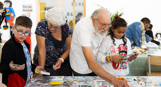 Création intergénérationnelle avec les enfants des centres de loisirs, mercredi 7 octobre, au groupe scolaire Élisa-Deroche. © Stéphanie Boillon