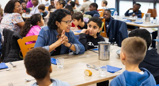 Un déjeuner partagé entre générations, mercredi 7 octobre, à l’école Élisa-Deroche.