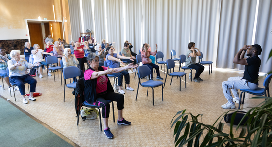 Séance de sport sur chaise à l’hôtel de ville, jeudi 8 octobre. © Fabien Charlier