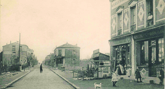 Rues pavées, commerces de proximité et maisons de lotissement : le Blanc-Mesnil de l'enfance de Lucien Collin. 