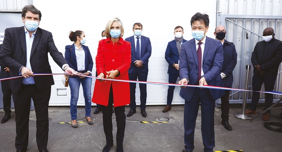 De gauche à droite : Le maire Thierry Meignen, Valérie Pécresse, présidente de la Région Île-de-France, et Hsueh Sheng Wang, P.D.G. du groupe Eurasia, lors de l’inauguration de l’usine de masques, jeudi 14 mai.