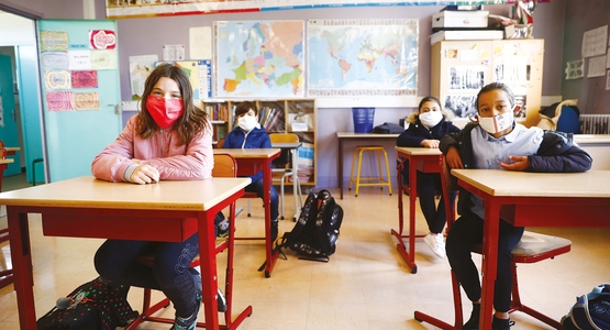Chaque salle de classe peut accueillir quinze élèves au maximum. Ils sont assis chacun à sa table et à un mètre de distance les uns des autres.