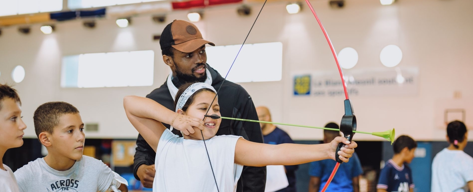 Des éducateurs diplômés encadrent les activités sportives.