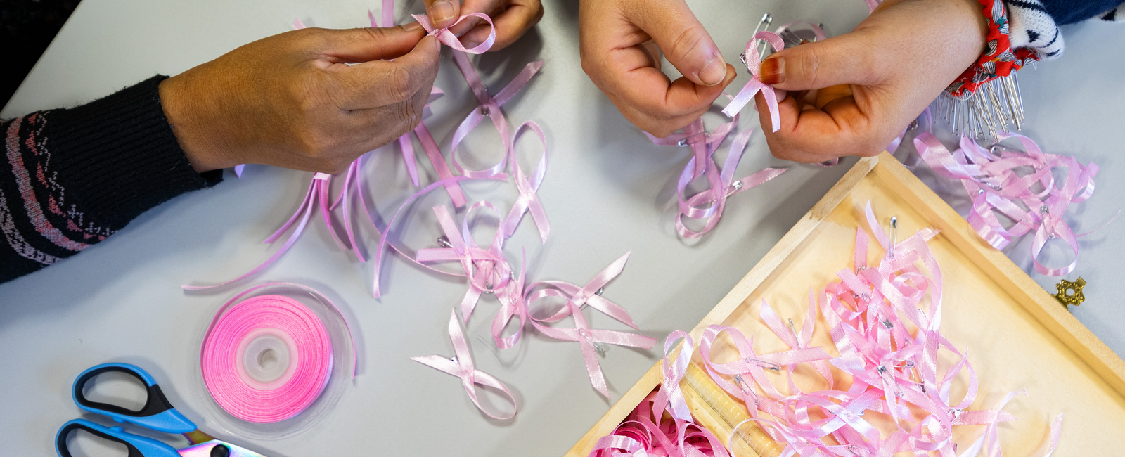 Atelier ruban octobre rose 2025 © Fabien Charlier