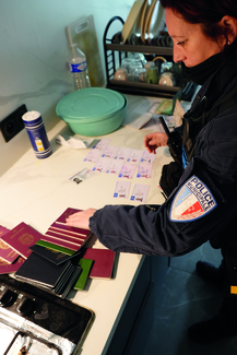 Saisie de faux passeports © Rémi Christophe