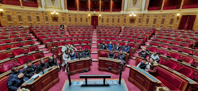 Les élèves de CM2 de l'école Maurice-Audin découvrent les institutions républicaines lors d'une visite du Sénat © CR